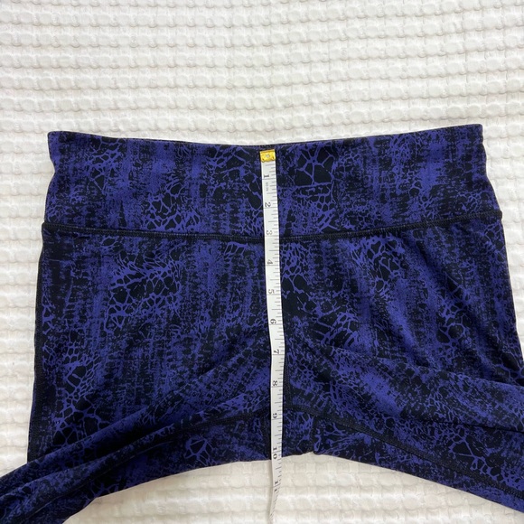 Kirkland Signature Purple Snake Print Leggings - Picture 7 of 9